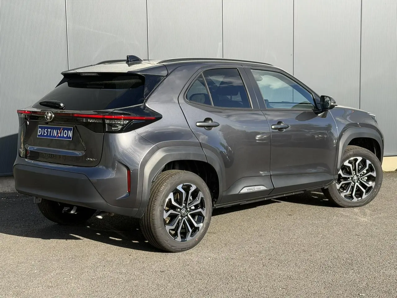 Toyota Yaris Cross gris atlas vue 3/4 arrière droit avec jantes alliage noires et toit noir.