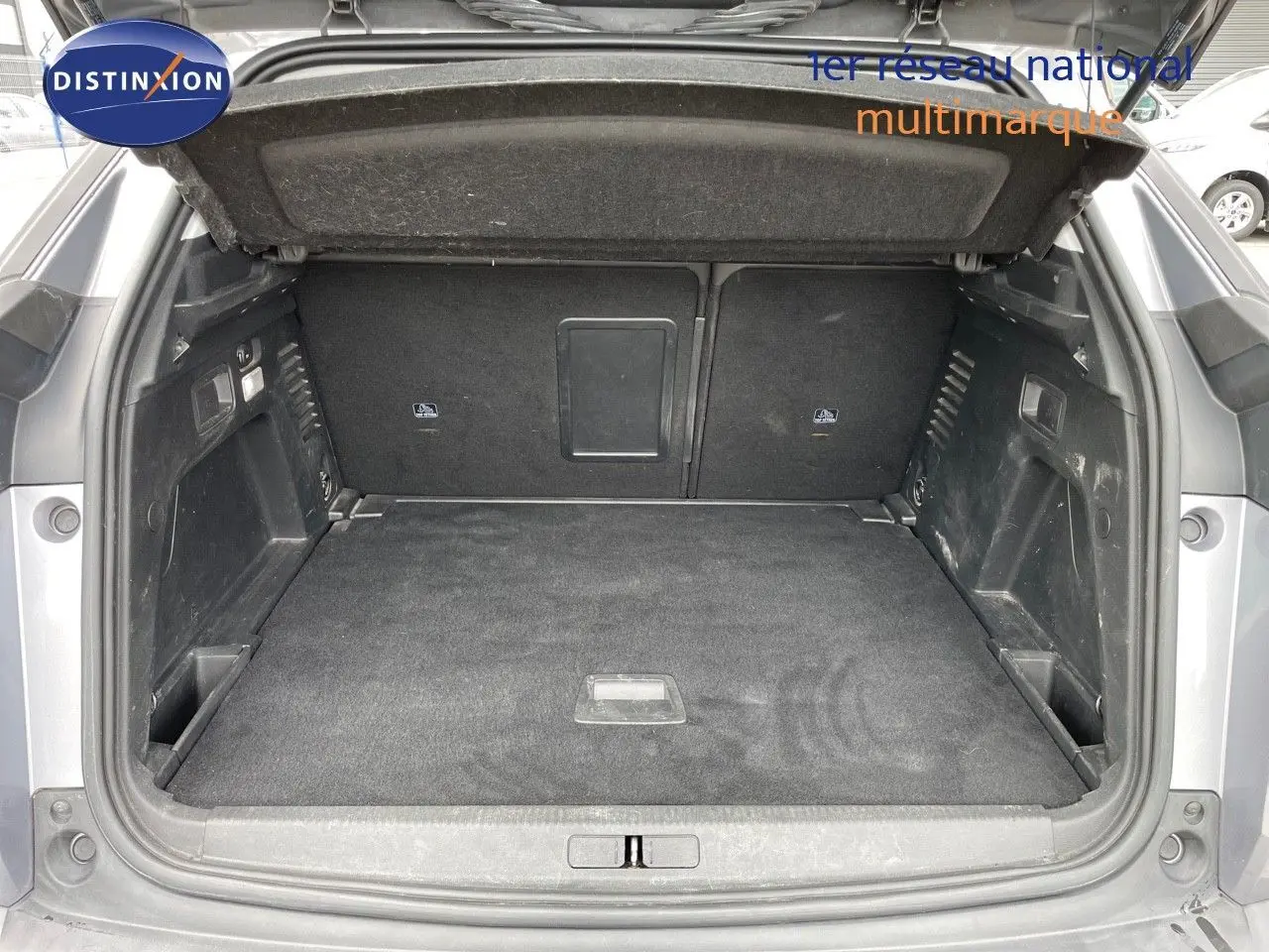 Coffre ouvert du Peugeot 3008 gris Artense Metal, vue arrière montrant un espace de chargement propre et spacieux.
