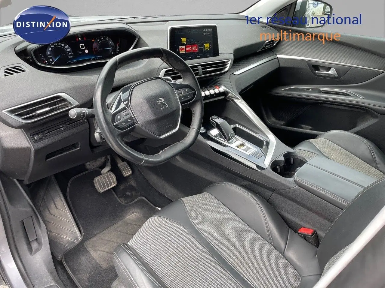 Intérieur du Peugeot 3008 gris Artense, vue côté conducteur, volant compact et sièges cuir tissu bicolore.