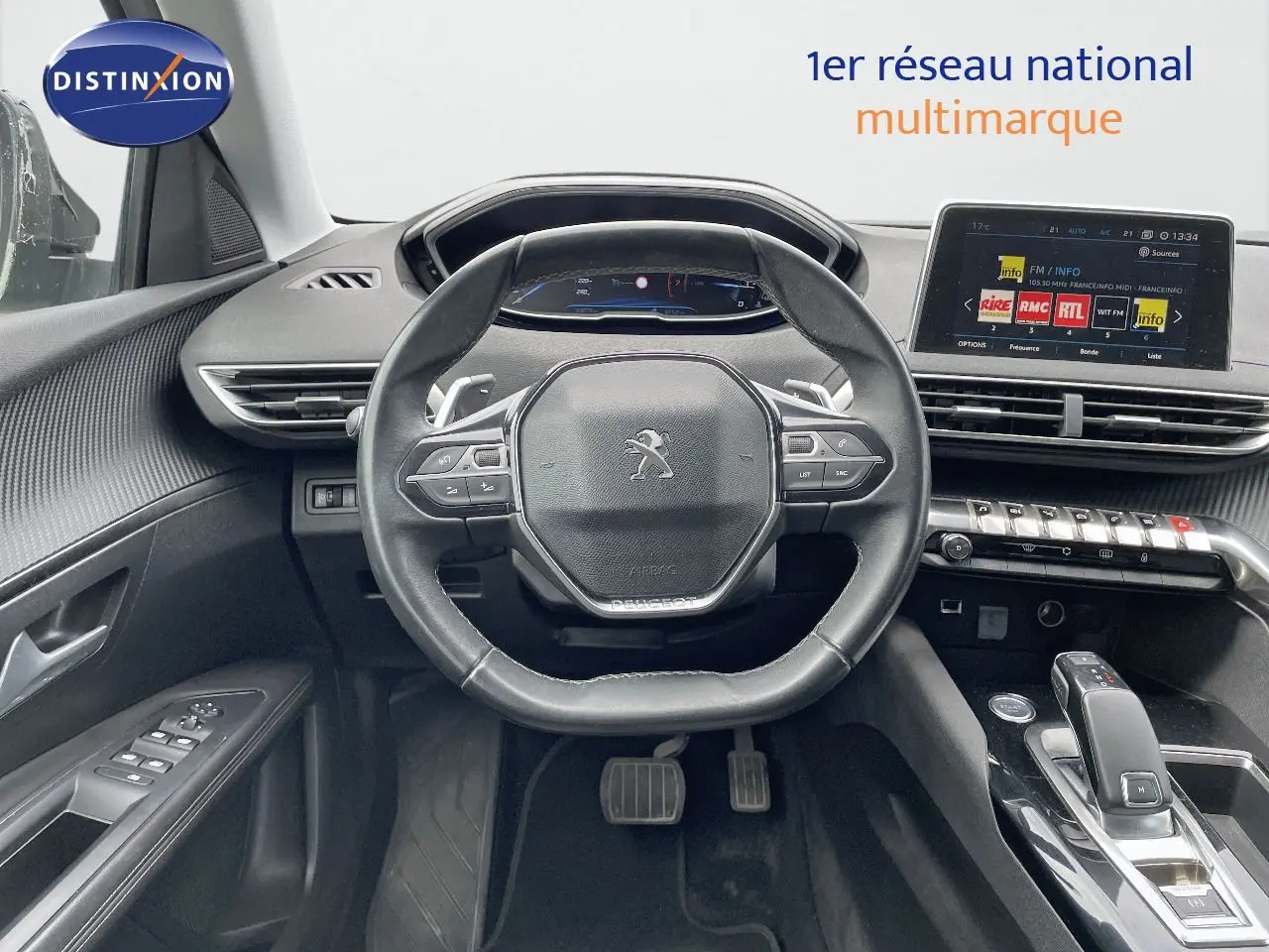 Vue intérieure centrée sur le volant compact et le tableau de bord numérique du Peugeot 3008 gris Artense 2017.