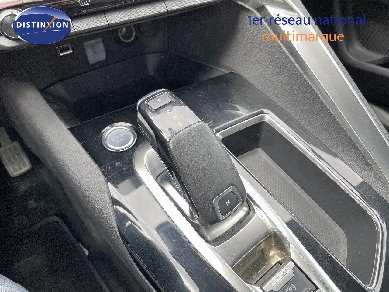 Le levier de vitesse automatique noir du Peugeot 3008 gris Artense, vu en gros plan sur la console centrale.