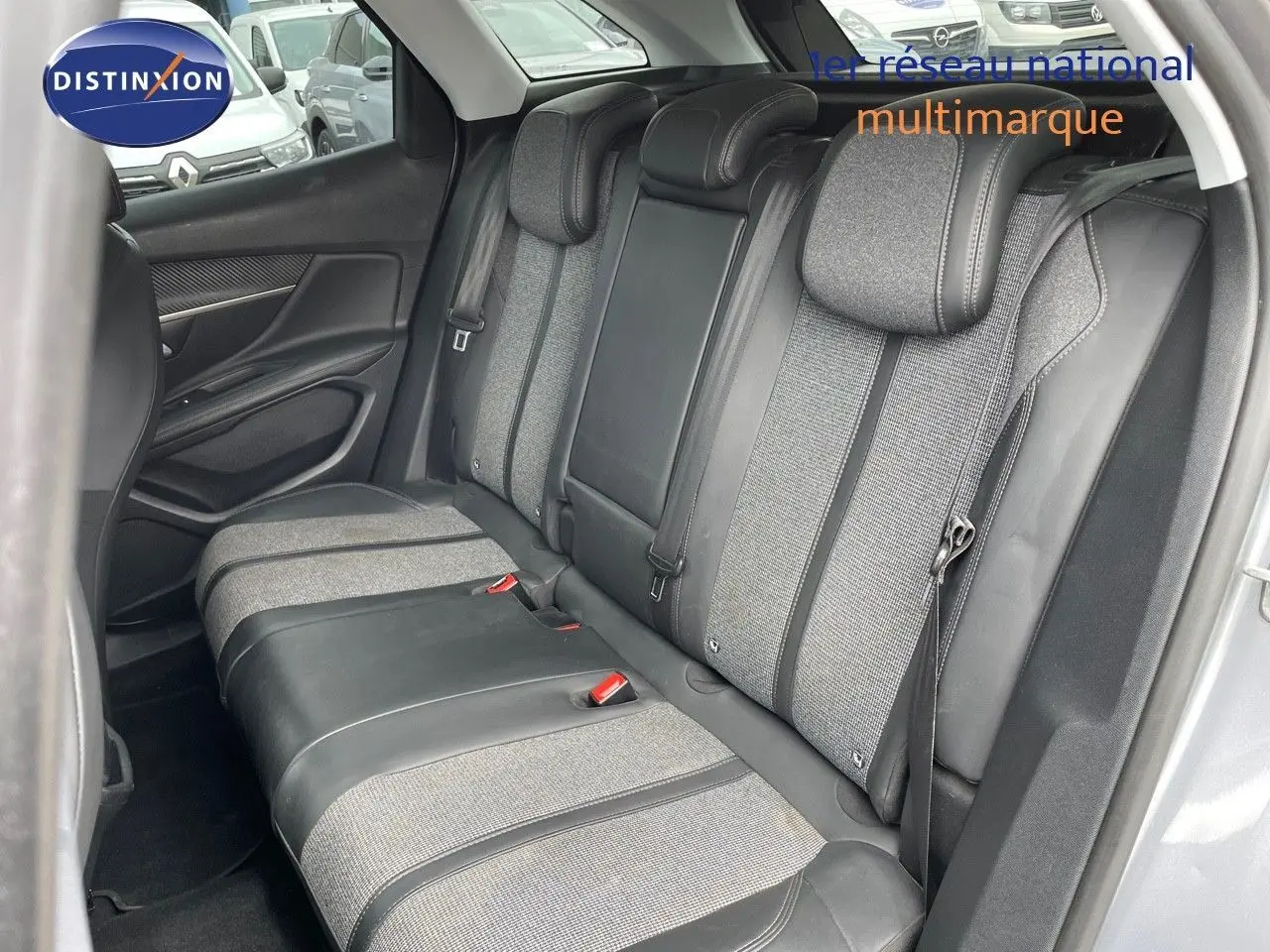 Vue intérieure côté droit des sièges arrière en cuir noir et tissu gris du Peugeot 3008 gris Artense Metal 2017.