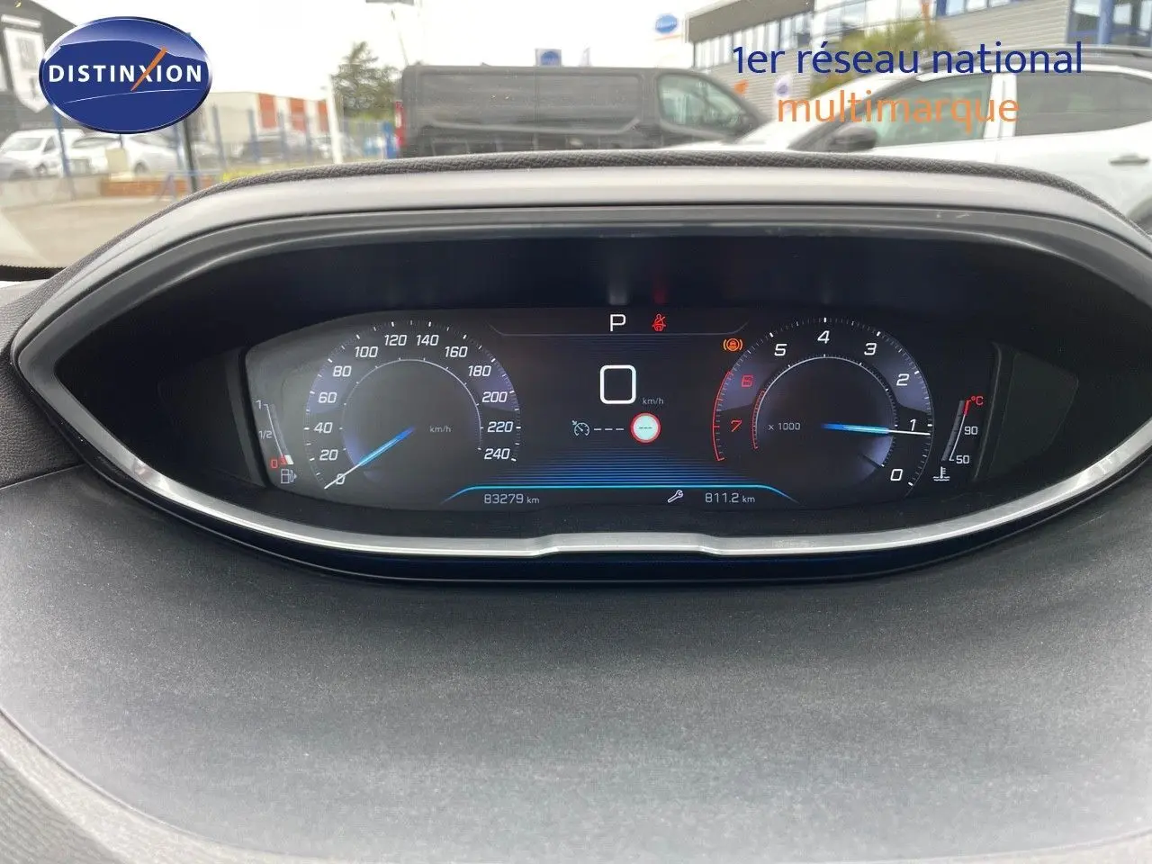 Tableau de bord numérique du Peugeot 3008 gris Artense, affichant vitesse, régime moteur et température.