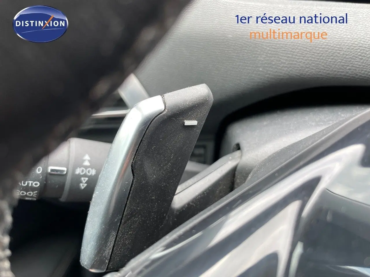 Gros plan sur la palette de changement de vitesse côté droit du Peugeot 3008 gris Artense, intérieur noir.