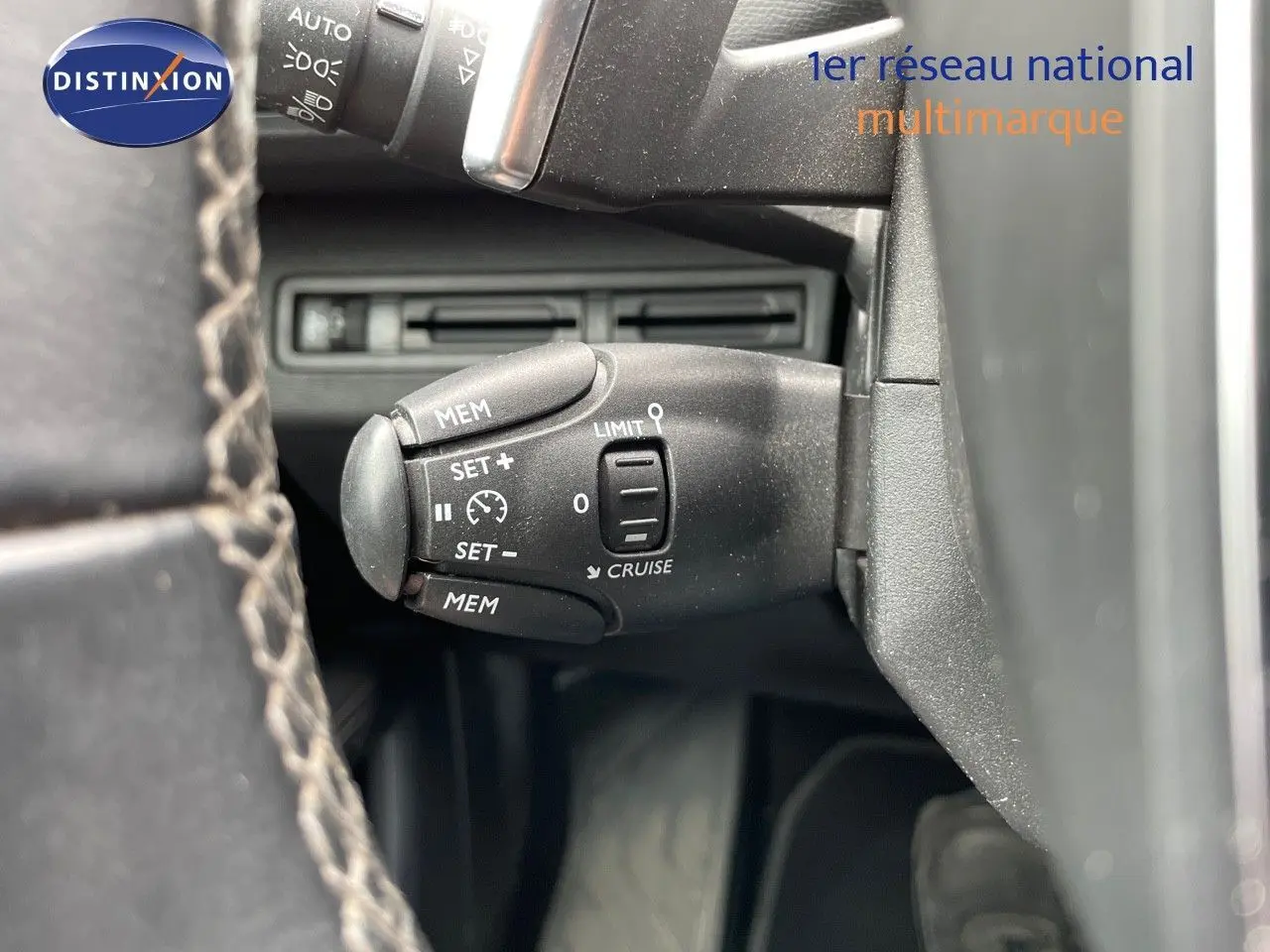 Gros plan sur la commande de régulateur de vitesse du Peugeot 3008 2017, intérieur noir avec volant cuir.