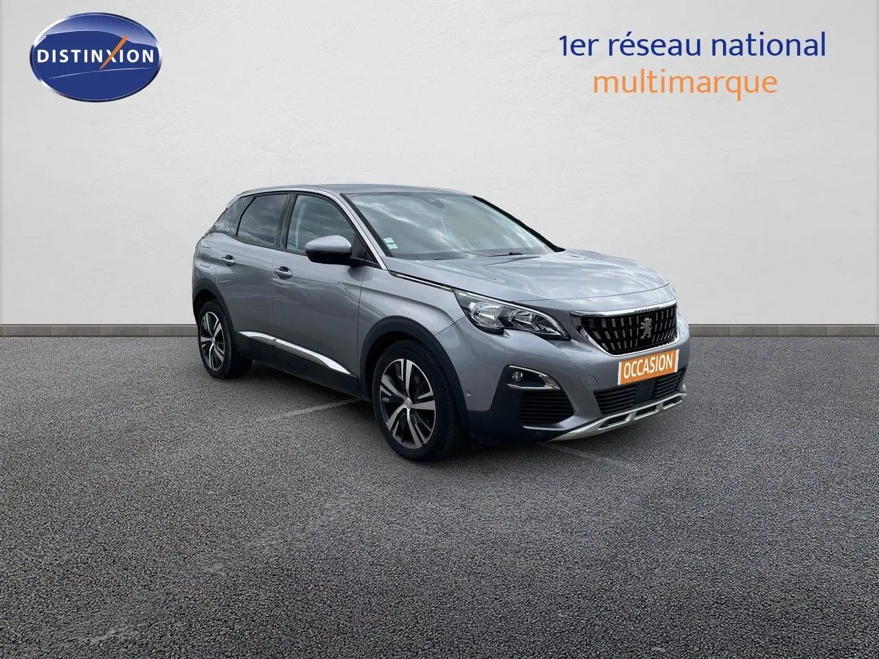 Peugeot 3008 gris Artense métal en 3/4 avant droit sur parking, avec calandre noire et jantes alliage bicolores.