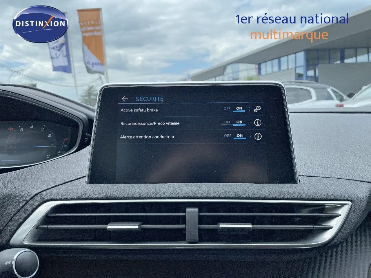 Écran central du tableau de bord du Peugeot 3008 gris Artense, affichant les options de sécurité activées.