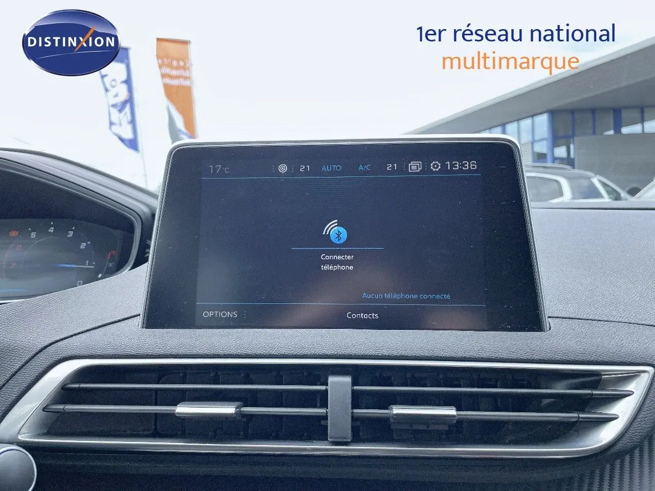 Écran tactile central du tableau de bord du Peugeot 3008 gris, affichant la connexion Bluetooth pour téléphone.