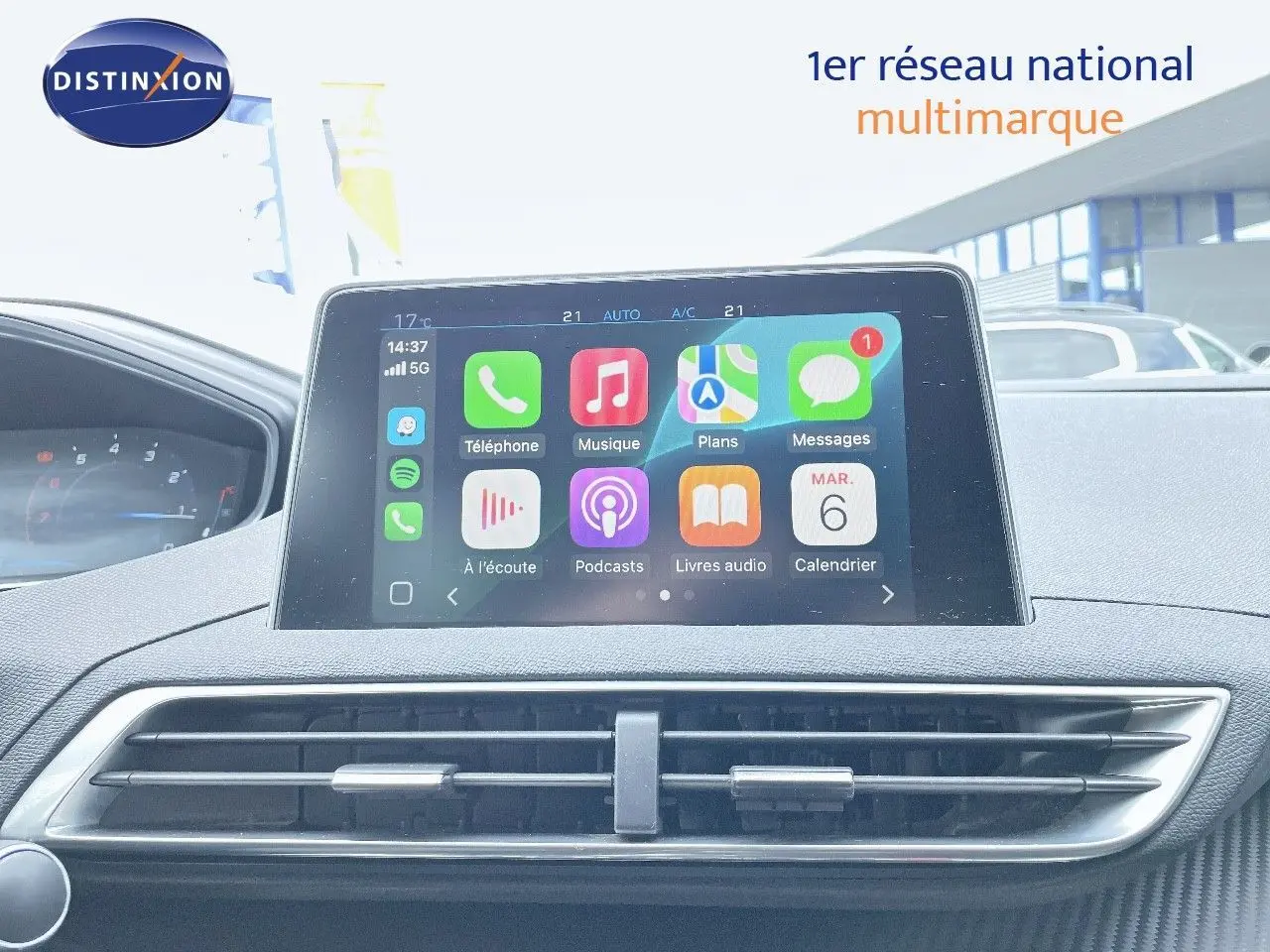 Écran tactile central du tableau de bord du Peugeot 3008 gris, affichant des applications connectées en intérieur.