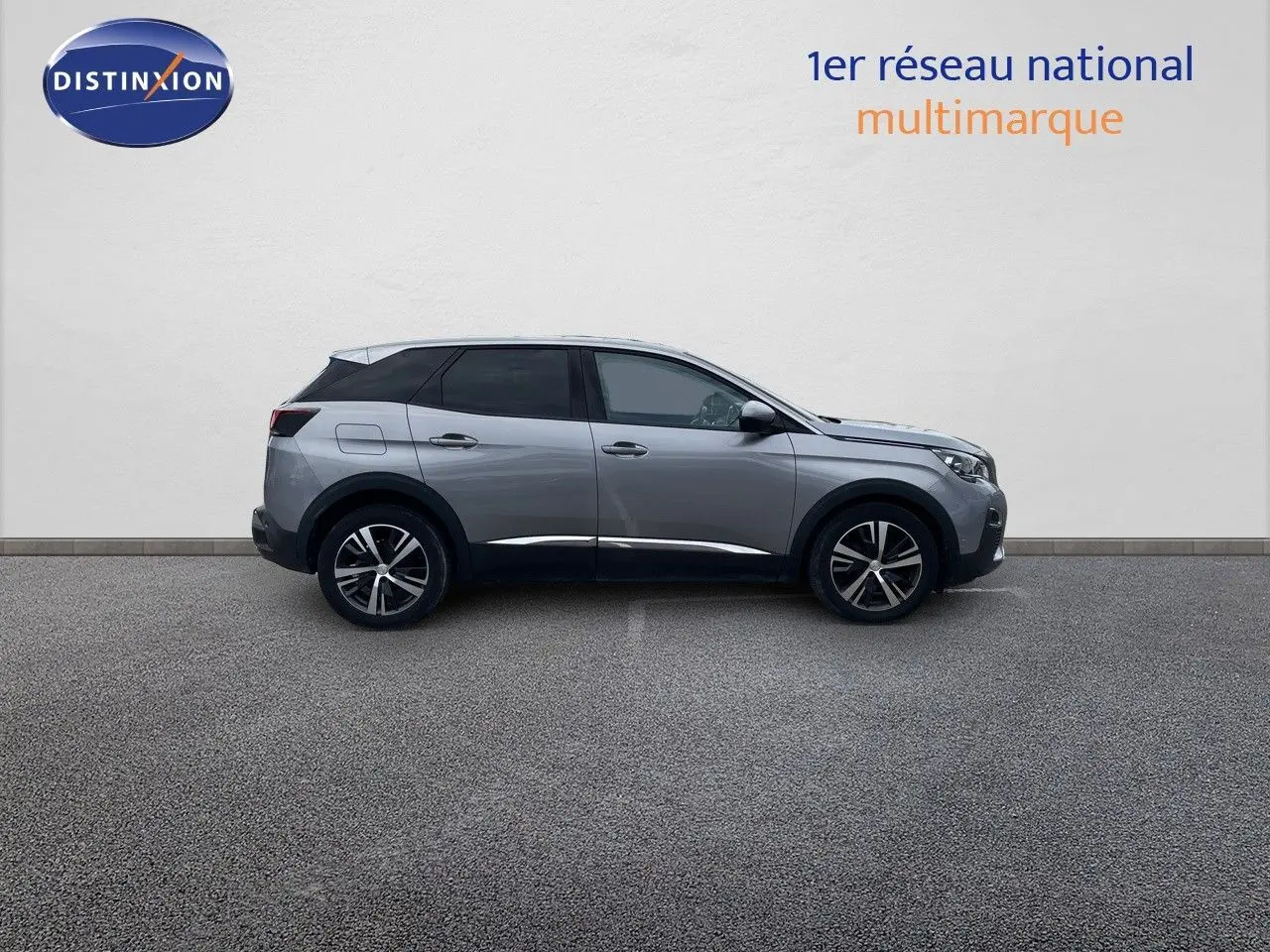 Profil droit d'un Peugeot 3008 gris Artense métal de 2017, avec jantes alliage et toit noir contrasté.
