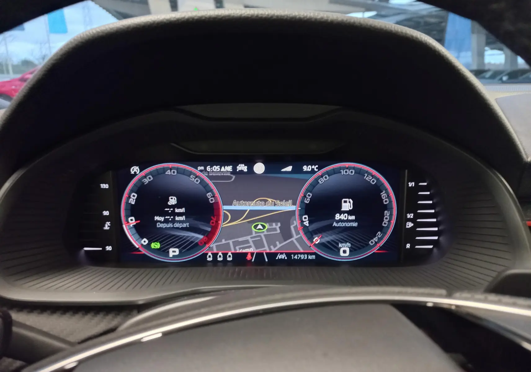 Tableau de bord numérique de la Skoda Scala 1.5 TSI 150 DSG7 Monte-Carlo affichant la navigation et l'autonomie