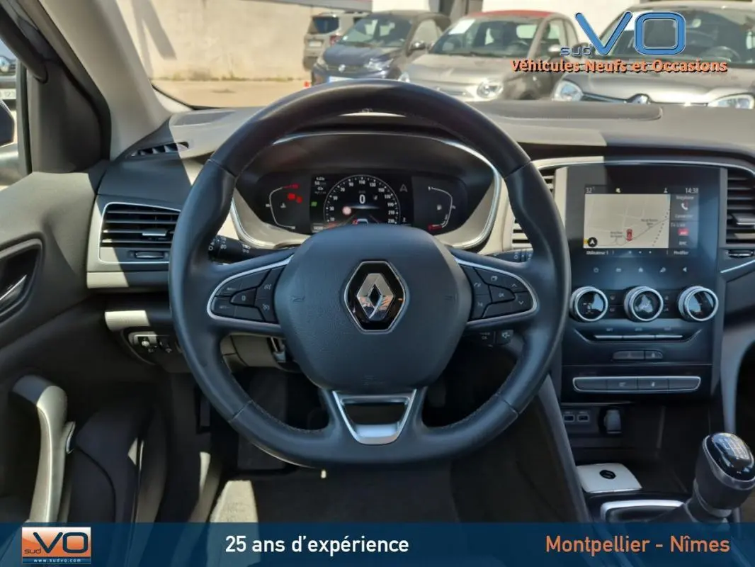 Intérieur de la Renault Mégane IV Business 2020, vue centrée sur le volant et l'écran tactile du tableau de bord.
