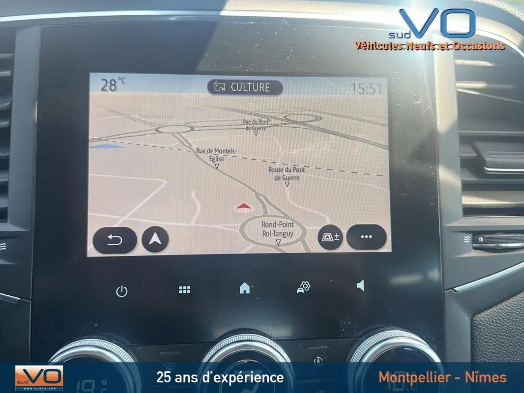 Écran tactile du système de navigation de la Renault Mégane IV Business, affichant une carte routière en intérieur.