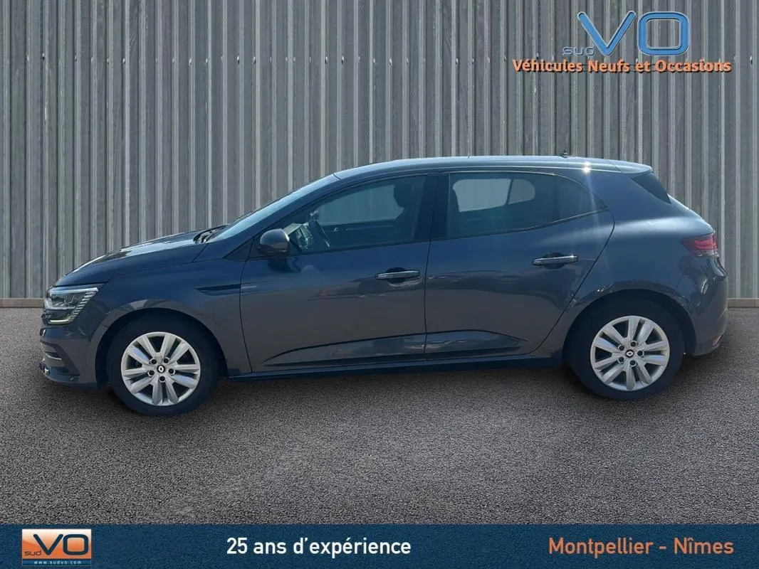 Profil côté gauche de la Renault Mégane IV Berline gris 2020, avec jantes 16 pouces et rétroviseurs électriques rabattables.