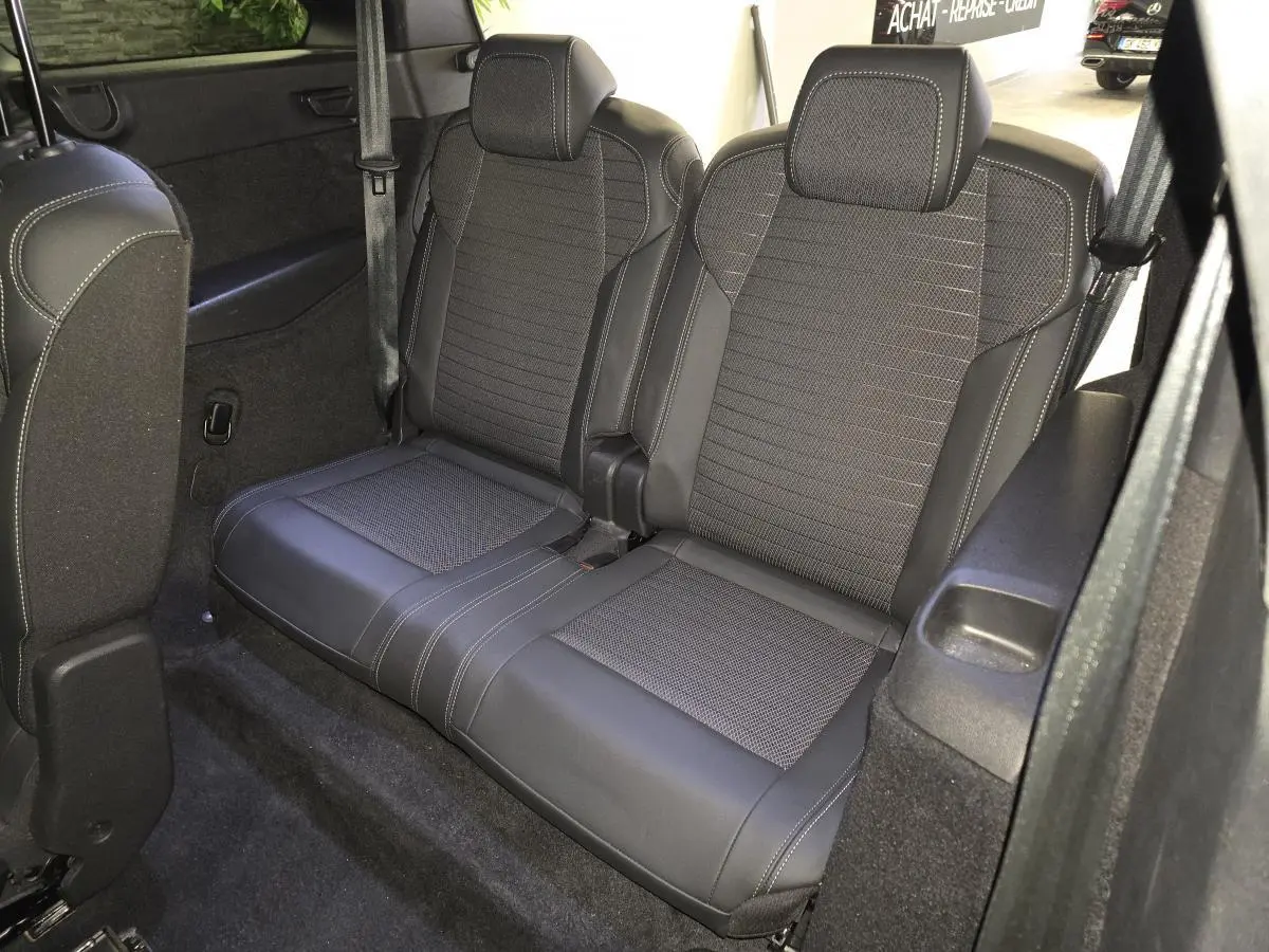 Vue rapprochée de la banquette 2 places arrière du Peugeot 5008 gris, avec sellerie tissu et cuir noir.
