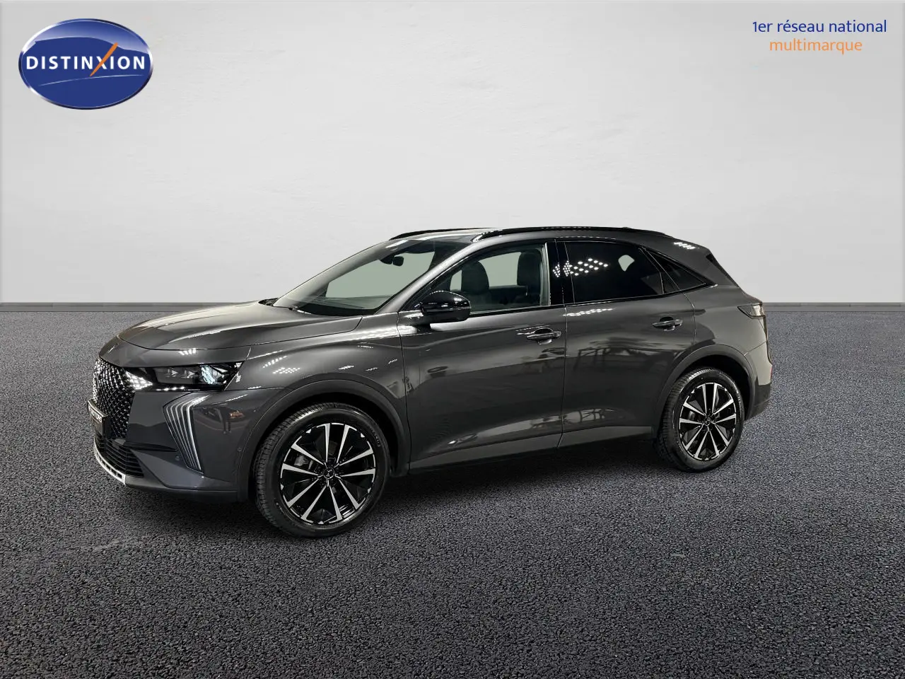 Vue latérale droite du DS7 Crossback gris métallisé, soulignant ses jantes alliage noires et sa calandre distinctive DS Wings.