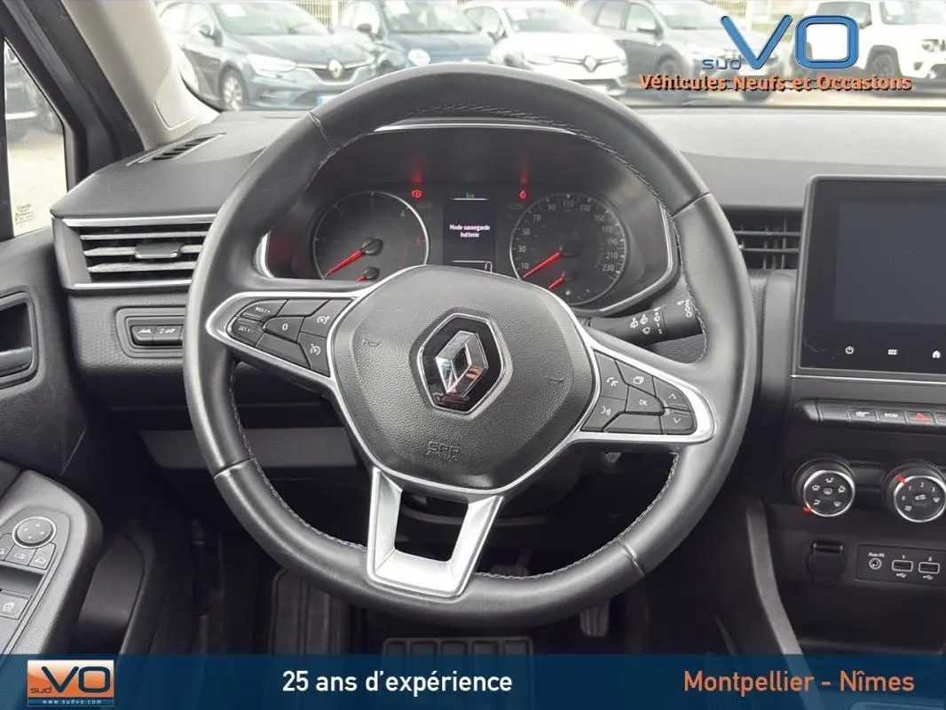 Vue frontale du volant en cuir noir de la Renault Clio V Blue dCi 85 Business 2020 avec tableau de bord et commandes visibles.