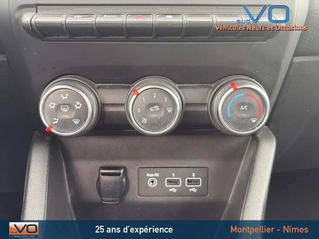 Commandes de climatisation manuelle et ports USB de la Renault Clio V Blue dCi 85 Business gris foncé, vue intérieure centrale.