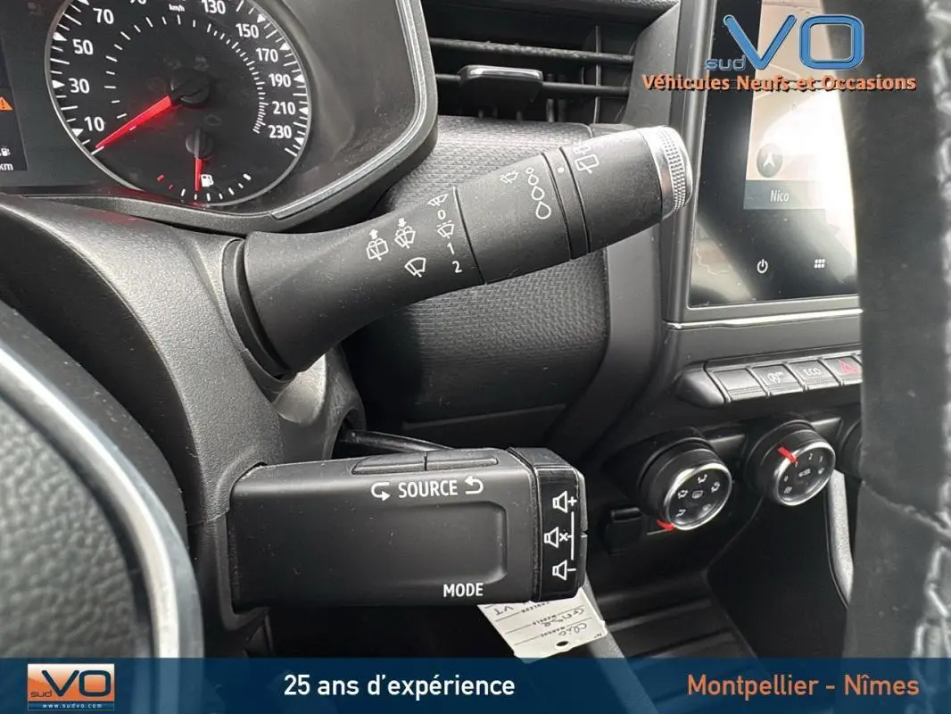 Vue rapprochée du tableau de bord et commandes de la Renault Clio V Blue dCi 85 Business, intérieur noir.