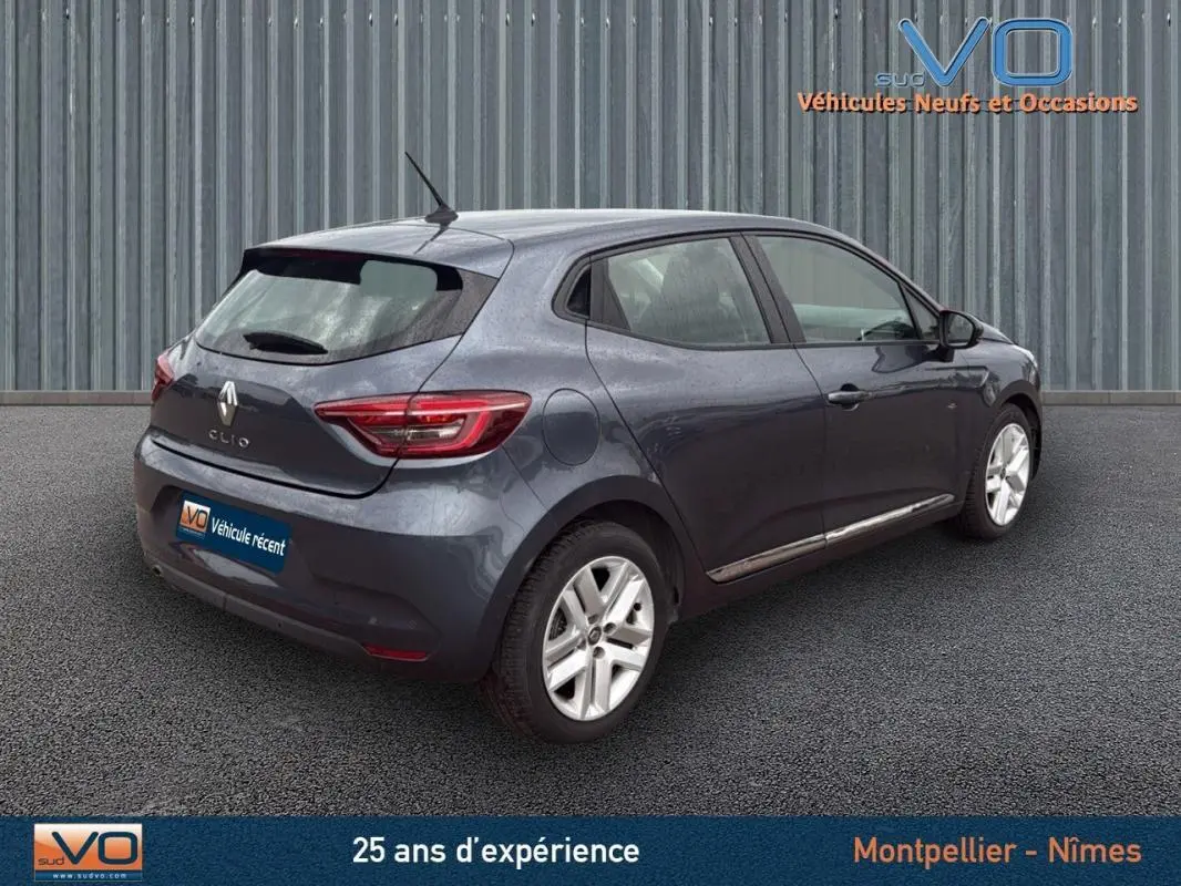 Vue 3/4 arrière droite d'une Renault Clio gris foncé 2020 avec feux LED et jantes alliage visibles.