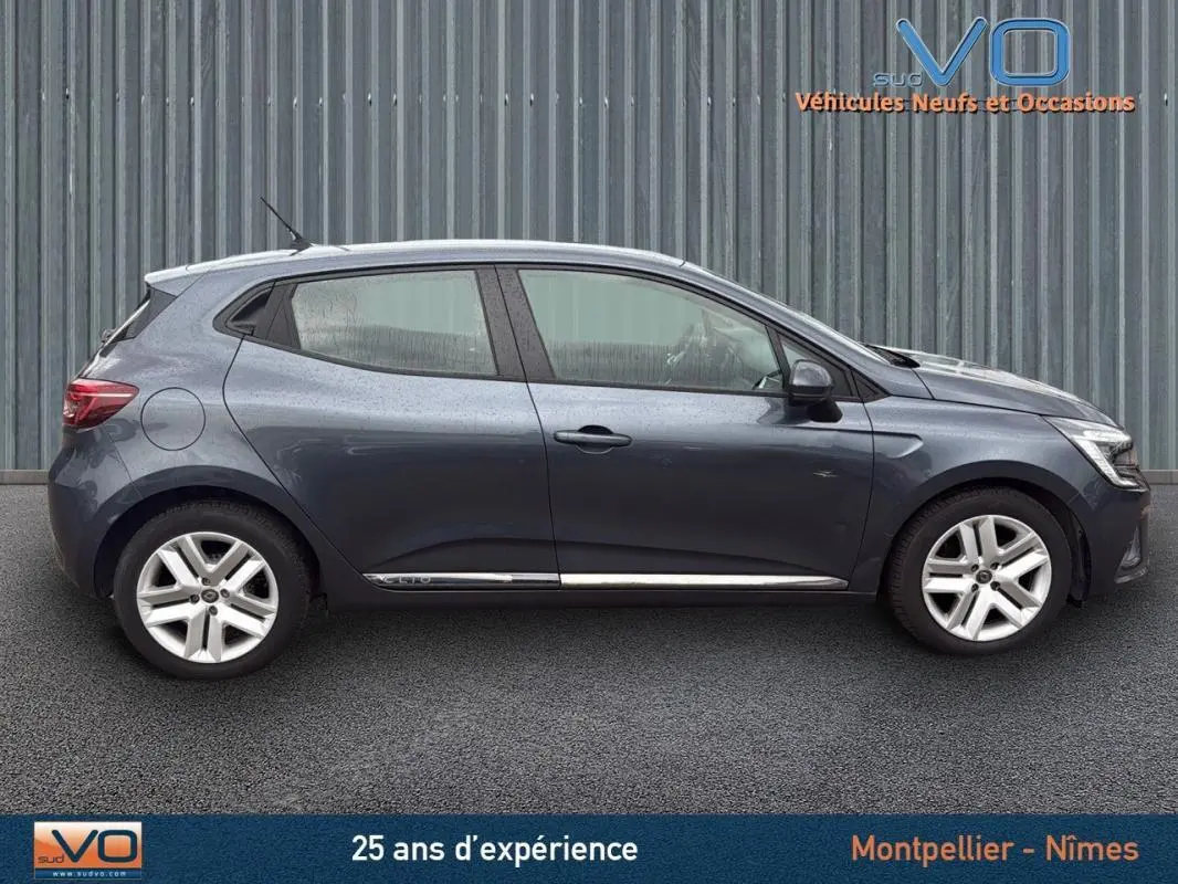 Profil côté gauche de la Renault Clio V Blue dCi 85 Business gris foncé 2020, avec jantes alliage et lignes épurées.