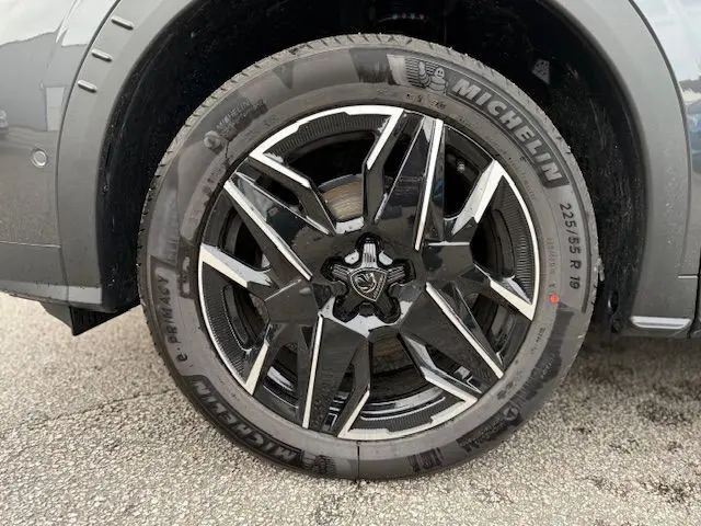 Gros plan sur la jante alliage bicolore BREDA 19'' du côté gauche du Peugeot 3008 Hybrid 145 GT gris titane.