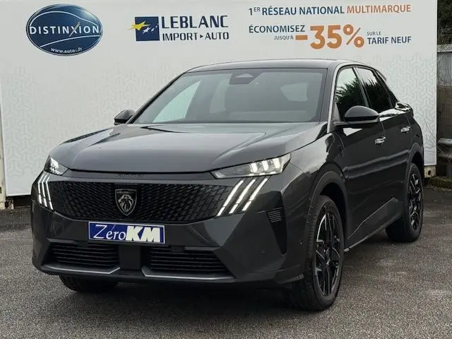 Peugeot 3008 Hybrid 145 GT gris titane en 3/4 avant, avec feux LED à signature verticale et jantes alliage bicolores.