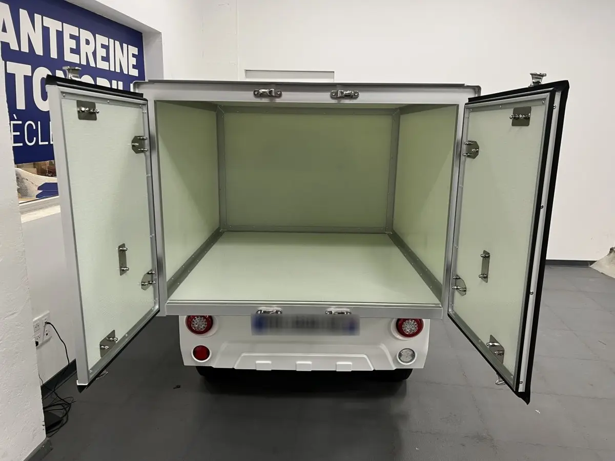 Vue arrière du Liberty L7e H2 Cargo blanc 2025 avec portes ouvertes et espace de chargement vide.