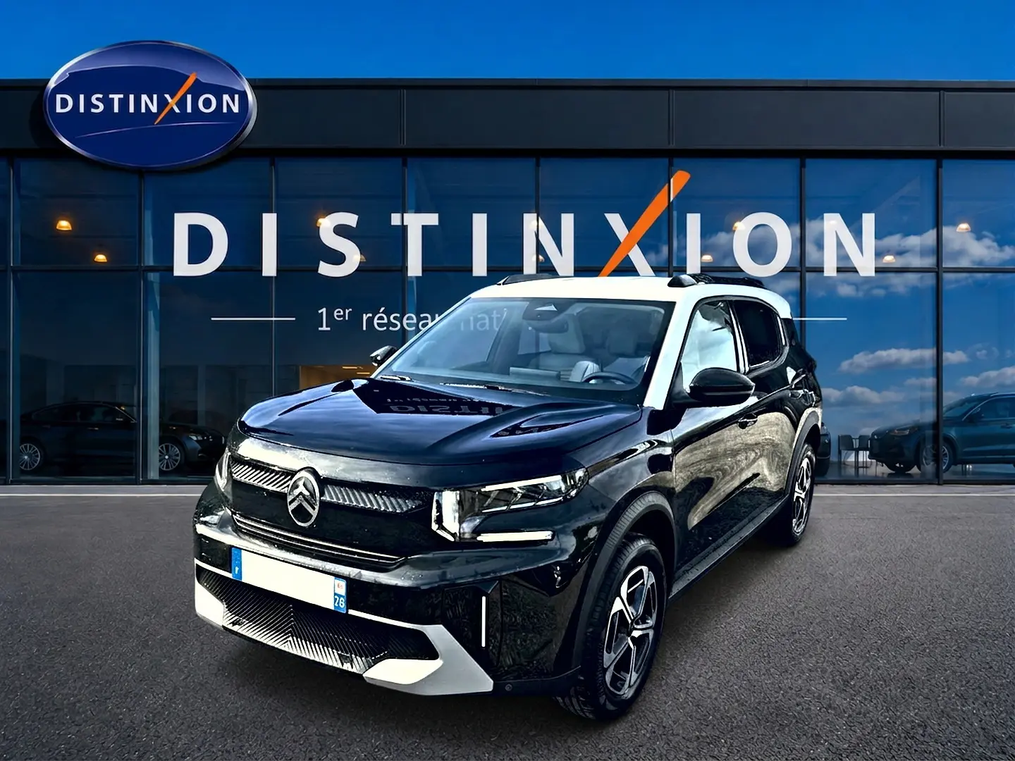 Citroën C3 Aircross noir vue 3/4 avant droit, avec toit blanc et jantes alu distinctives.