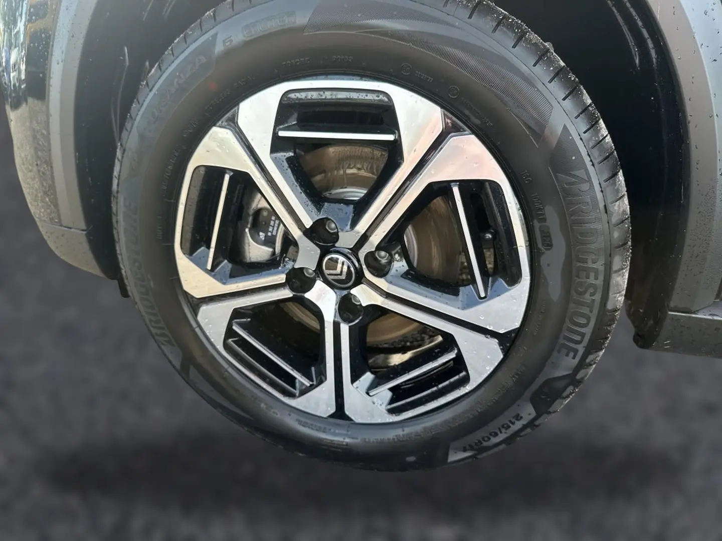 Gros plan sur la jante alu noire et argentée du côté avant droit du Citroën C3 Aircross noir 2026.
