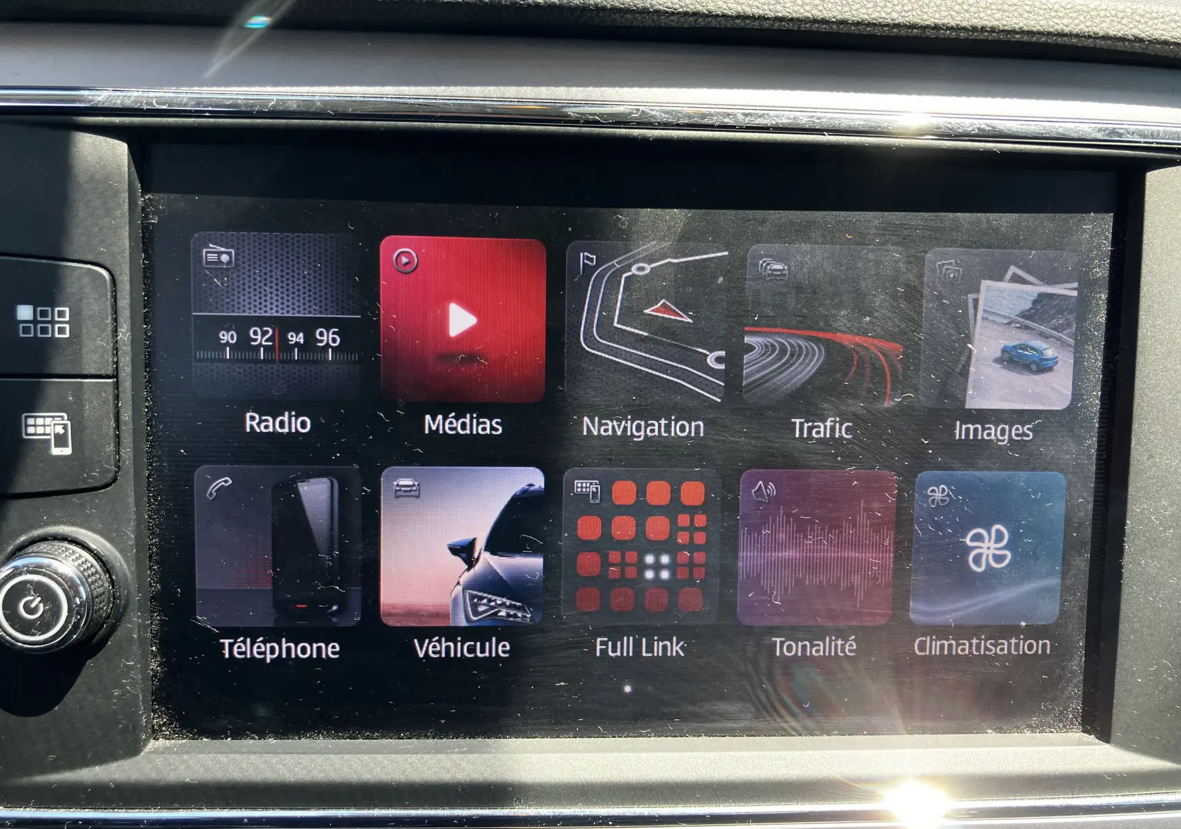 Écran tactile multimédia de la SEAT LEON 1,6L TDI 115 STYLE 2018 affichant les options radio, navigation et climatisation.
