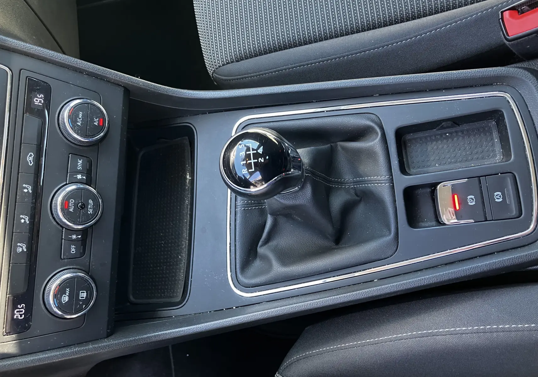 Vue rapprochée de la console centrale noire du SEAT LEON 1,6L TDI 115 STYLE 2018 avec levier de vitesse manuel et commandes climatiques.