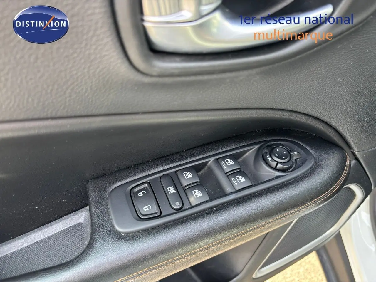 Détail des commandes de lève-vitres et rétroviseurs sur la porte côté conducteur d'un Jeep Compass blanc.