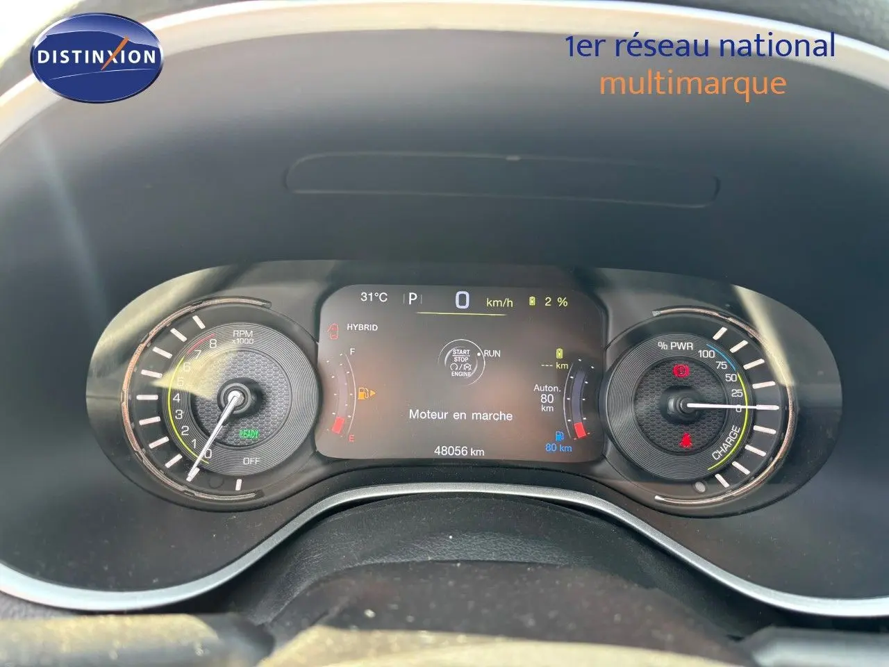 Tableau de bord du Jeep Compass blanc 2021, affichant 48056 km et indicateurs hybrides en vue frontale.