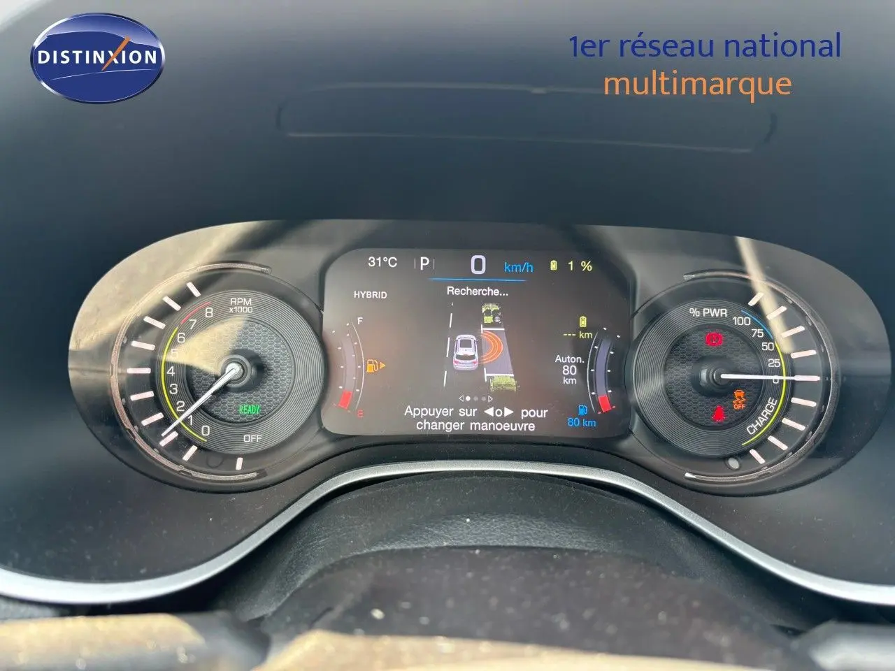 Tableau de bord du Jeep Compass hybride rechargeable 2021 montrant compte-tours, écran central et indicateurs de charge.