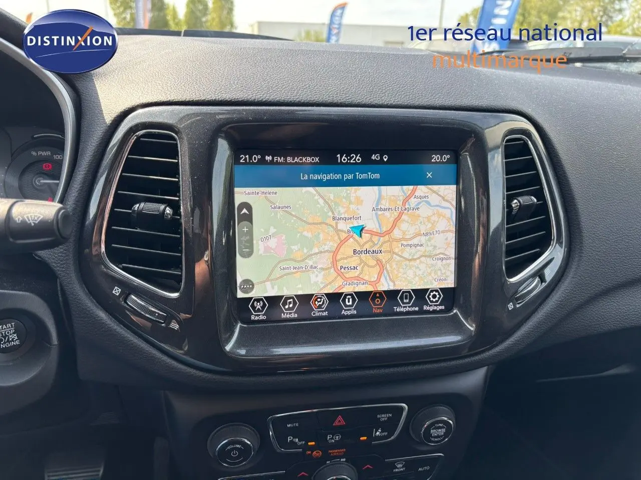 Écran tactile central du tableau de bord du Jeep Compass blanc 2021 affichant la navigation GPS à Bordeaux.