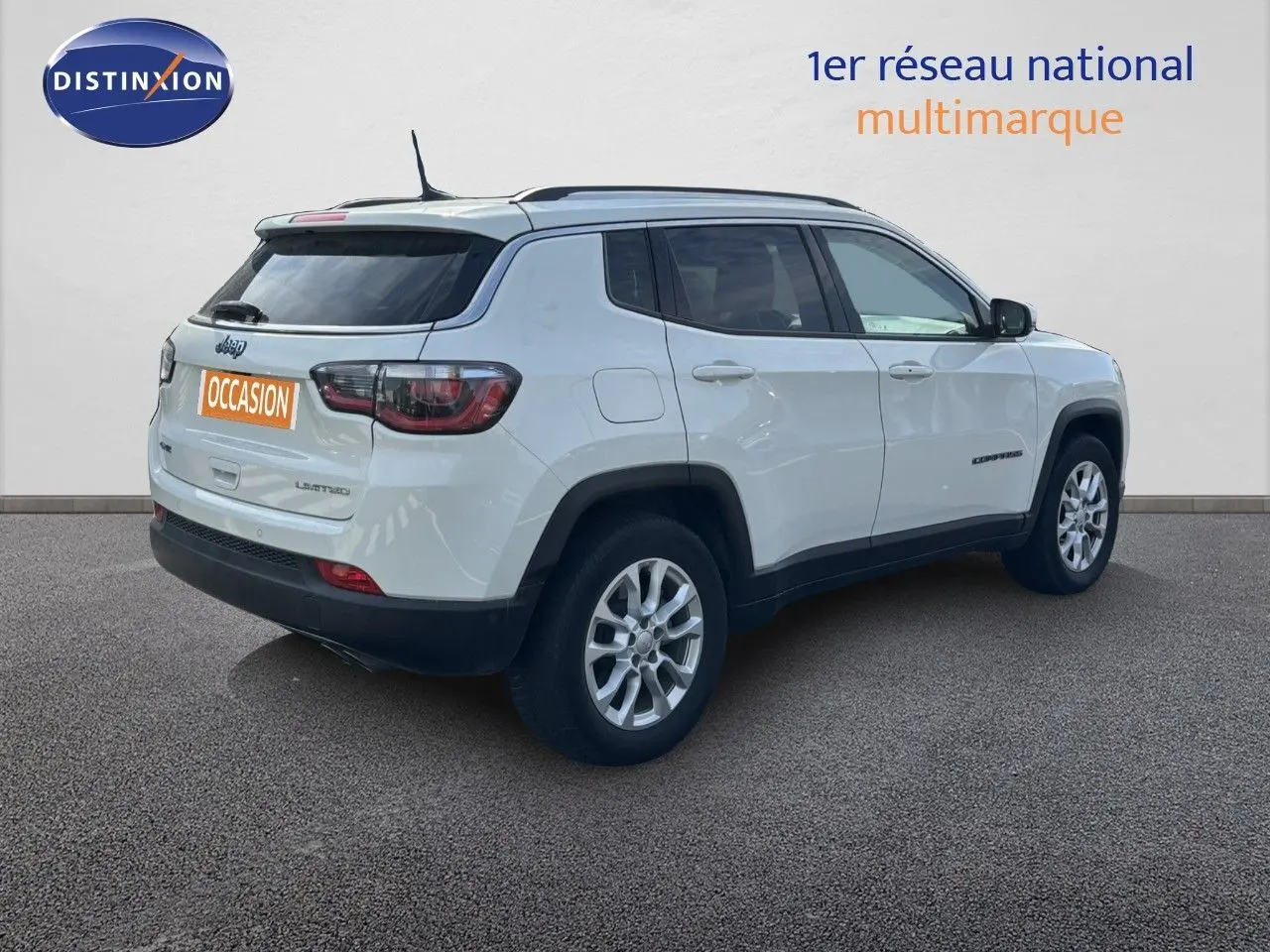 Jeep Compass blanc en 3/4 arrière droit, mettant en valeur son design compact et ses jantes alliage.