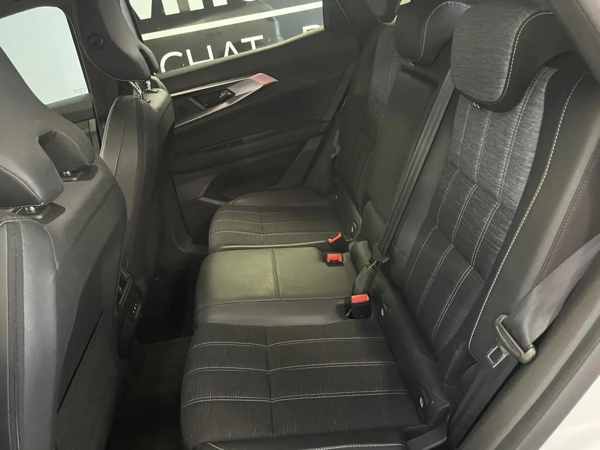 Vue côté droit de la banquette arrière noire mixte simili-cuir et tissu du Renault Austral 2024 blanc.