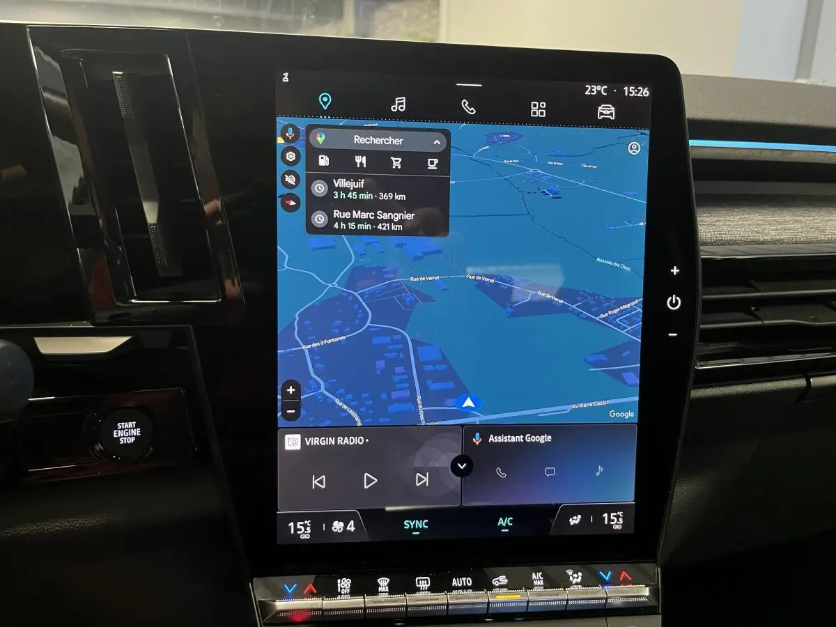 Vue rapprochée de l’écran tactile central du Renault Austral blanc, affichant la navigation Google Maps et commandes multimédia.