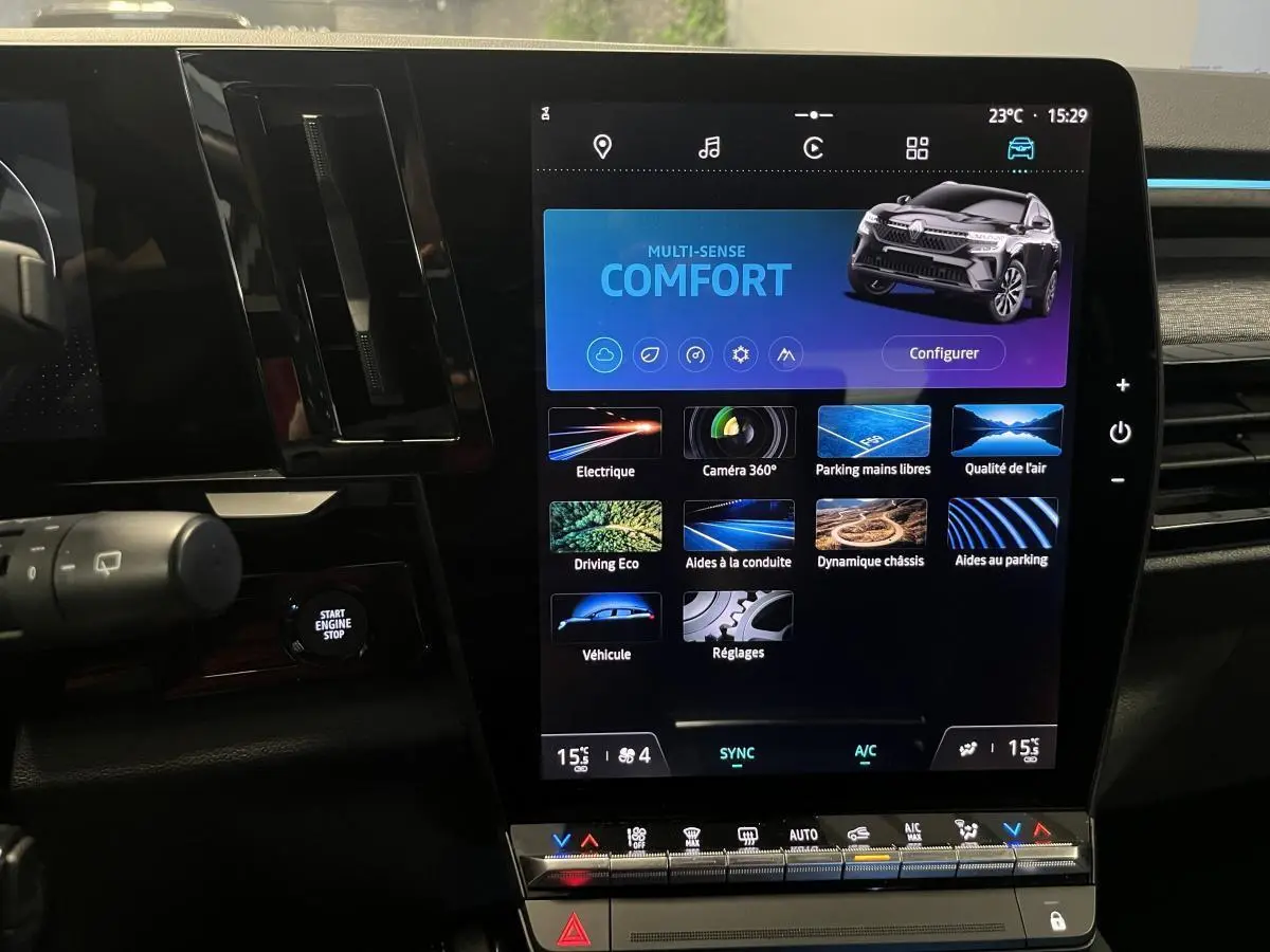 Écran tactile central du Renault Austral 2024 montrant le mode de conduite Comfort et options d’aide à la conduite.