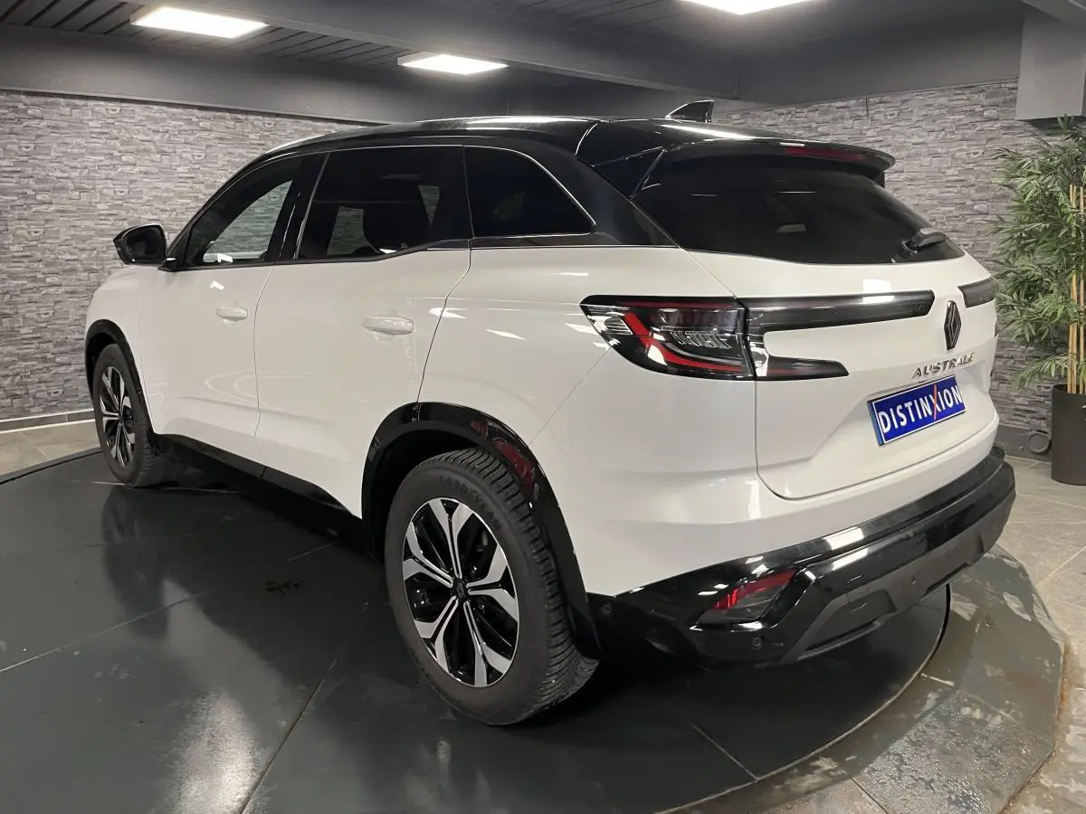 Vue 3/4 arrière droite du Renault Austral blanc nacré avec toit noir étoilé et jantes alliage 18'' altao diamantées noir.
