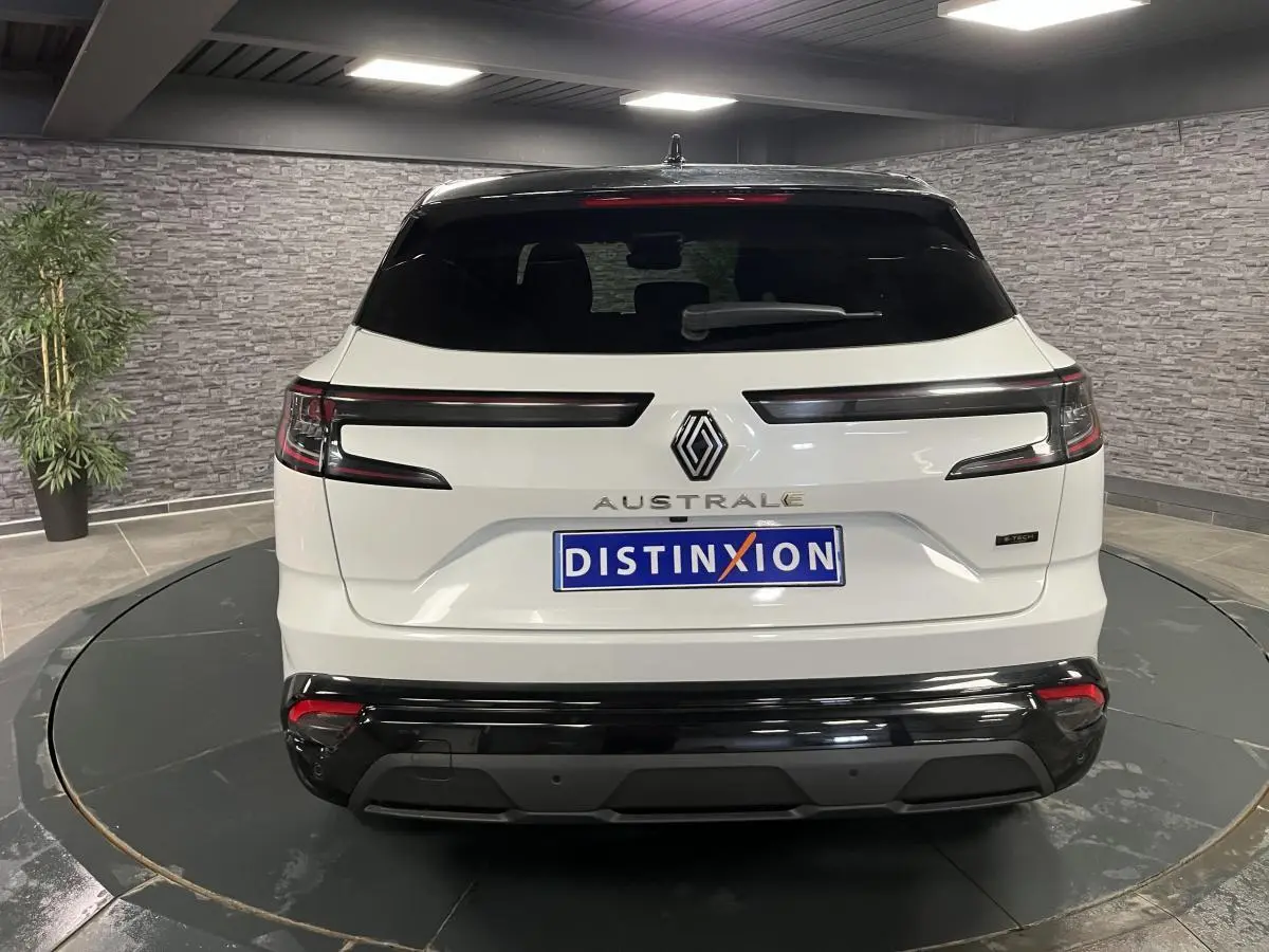 Vue arrière d'un Renault Austral blanc nacré avec toit noir étoilé et feux arrière horizontaux LED.