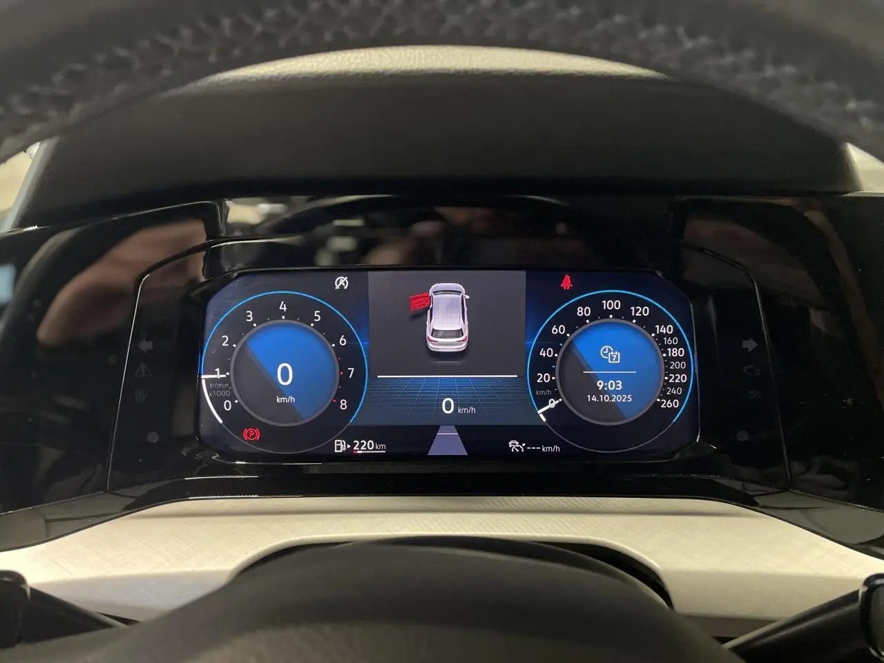 Combiné d'instruments digital de la Volkswagen Golf 2024 affichant vitesse et alertes, vue frontale du tableau de bord.