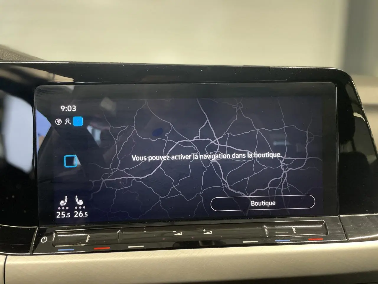 Écran tactile central du tableau de bord de la Volkswagen Golf 1.5 eTSI Style 2024 avec interface de navigation inactive.