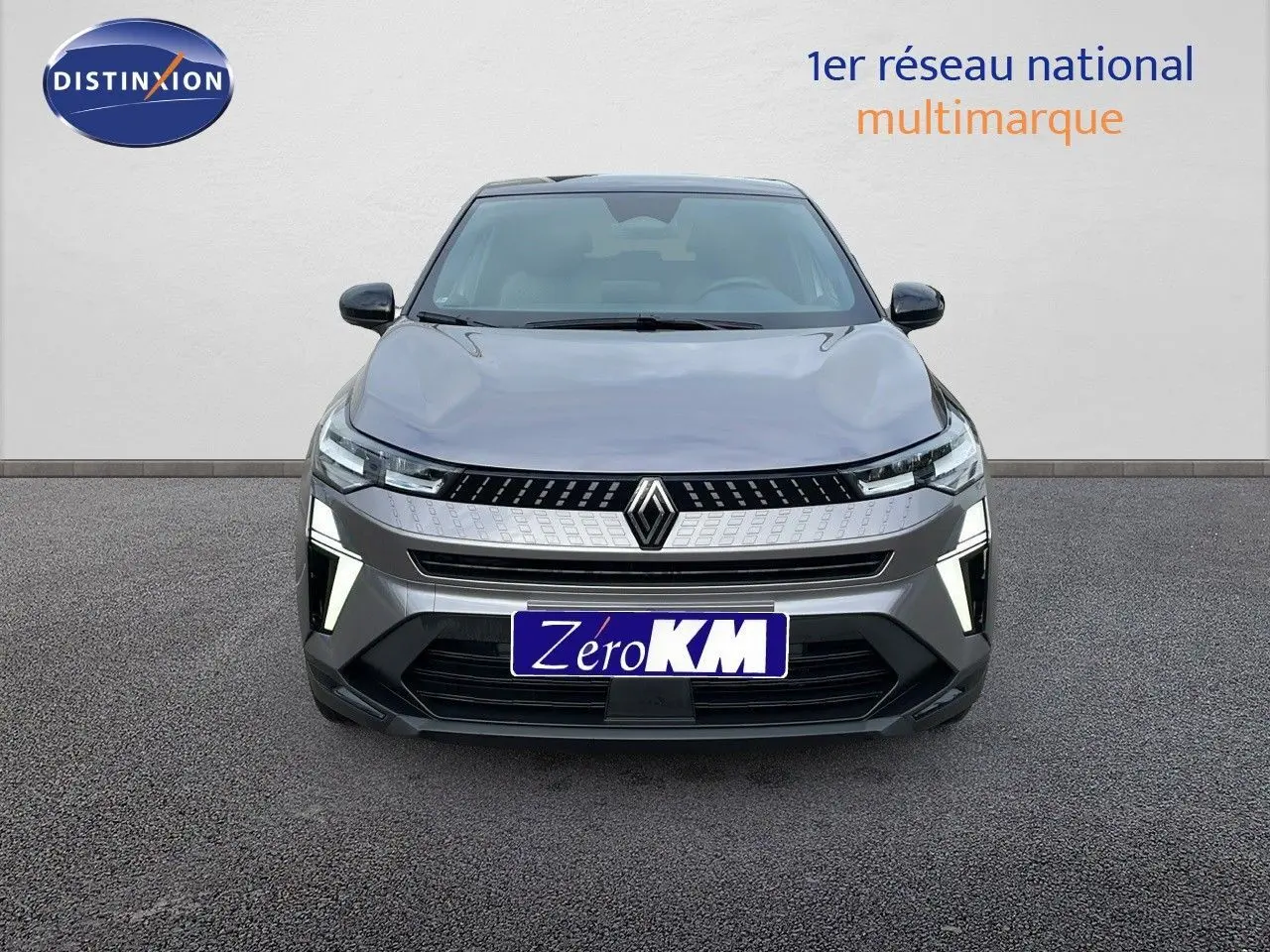 Vue frontale du Renault Captur E-Tech hybride gris Cassiopée avec toit noir, mettant en valeur sa calandre moderne et ses phares LED.