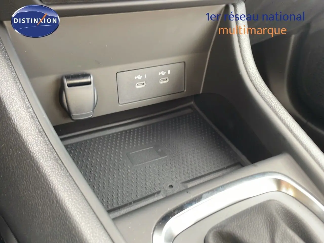 Prise USB double et prise 12V dans la console centrale du Renault Captur E-Tech hybride 2025.