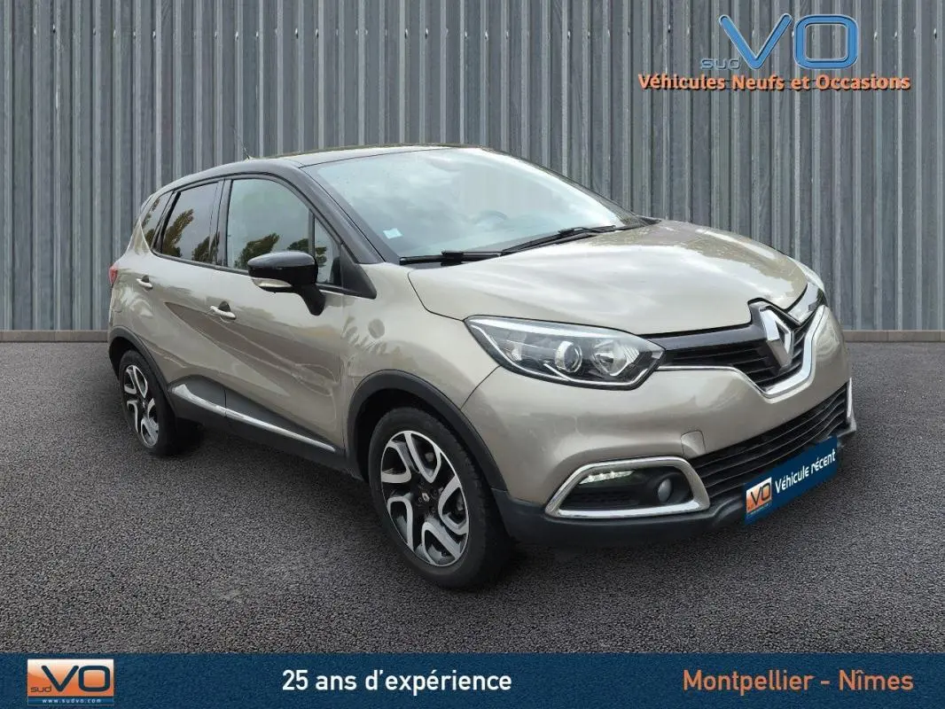 Renault Captur gris en 3/4 avant droit, avec jantes alliage 17 pouces et vitres surteintées visibles.