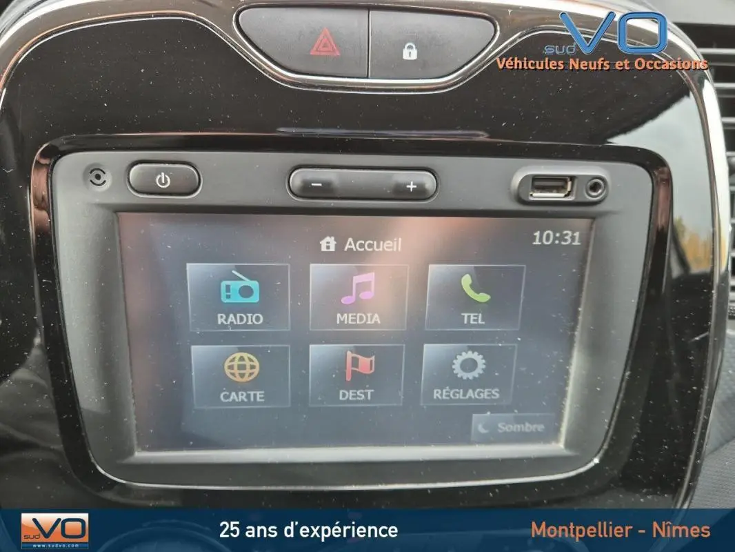 Écran tactile central du Renault Captur gris 2014 affichant le menu principal avec options radio, média et téléphone.