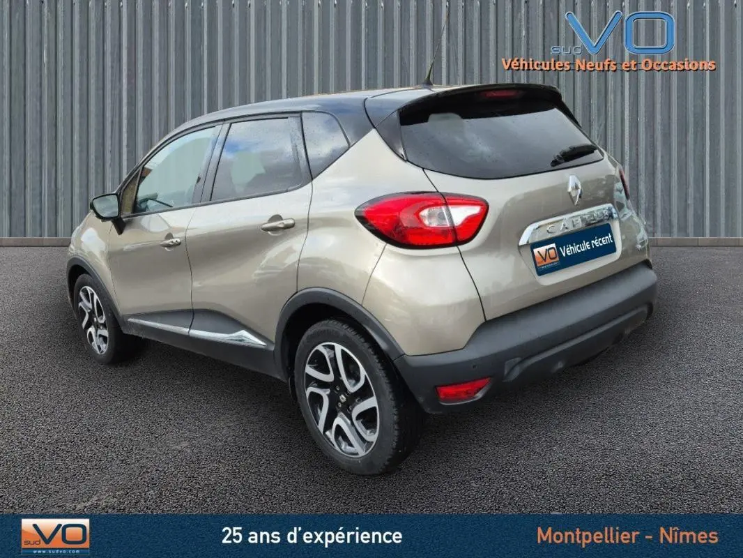 Vue 3/4 arrière droite d'un Renault Captur gris avec jantes alliage 17 pouces et vitres surteintées.