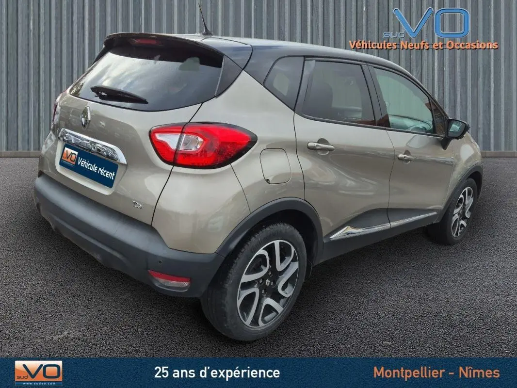 Vue 3/4 arrière droite d'un Renault Captur gris avec jantes alliage 17 pouces et vitres surteintées.